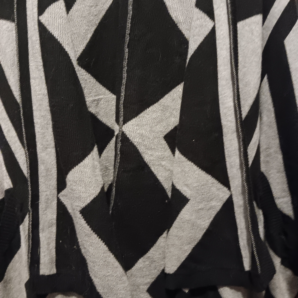 Mossimo unique pattern pocho/shrug. Great for a breezy night or day. M/L - Picture 4 of 10